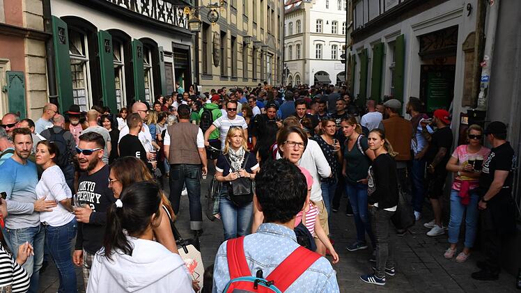 Die Stadt will die Besuchermassen im Sand regulieren. Gegen das was hier an einzelnen Tagen los, ist selbst die Sandkerwa noch harmlos, sagt der Wirt des "Alt Ringlein"