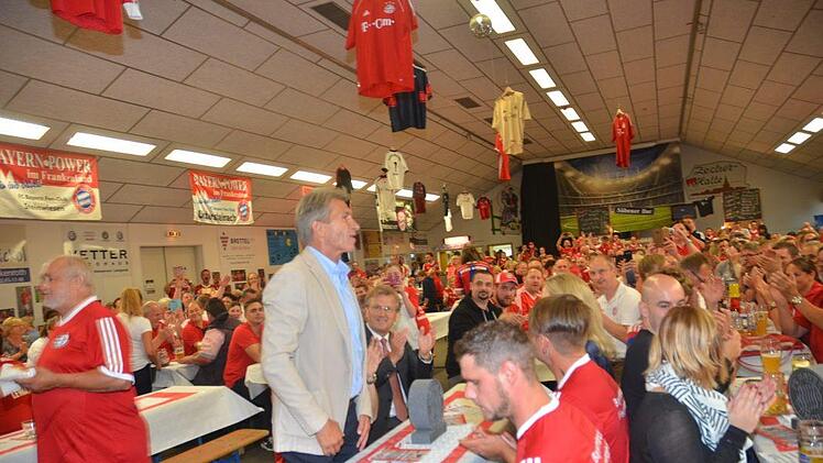 In der vollbesetzten Zecherhalle wurde Klaus Augenthaler mit frenetischem Beifall empfangen. Sein Weg führte über die "Säbener Bar" in des Jubelvereins FC Neukenroth in die Zecherhalle. Foto: K. H. Hofmann