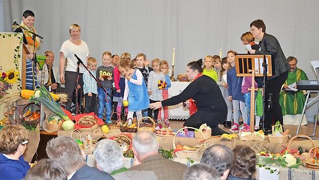 Die Kinder vom Kindergarten Mitwitz brachten mit Liedern und Gedichten ihre Erntegaben vor.  Fotos: Karl-Heinz Hofmann