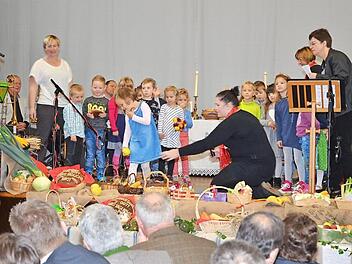 Die Kinder vom Kindergarten Mitwitz brachten mit Liedern und Gedichten ihre Erntegaben vor.  Fotos: Karl-Heinz Hofmann