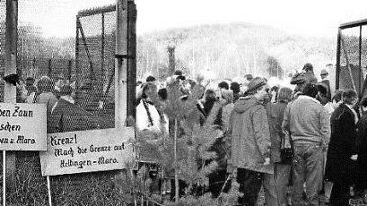Einen historischen Augenblick dokumentiert diese Aufnahme aus dem Herbst 1989, als sich der Grenzzaun zwischen Maroldsweisach und Hellingen öffnete. Fotos: Archiv/Markt Maroldsweisach