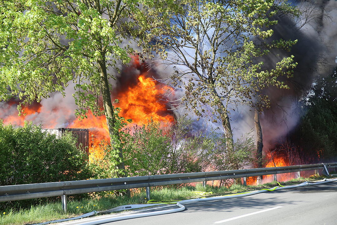 Firmengebäude in Oberfranken geht in Flammen auf