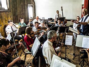 Unter der Leitung von Norbert Luche bereitet sich der Musizierkreis Neustadt auf seine Kaffeehausmusik in Meilschnitz vor. Erstmals ist die Veranstaltung eingebunden in das Programm des Puppenfestivals Neustadt.Foto: Archiv/Jochen Berger