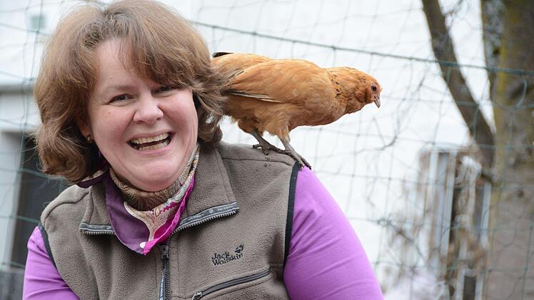 Michaela Dörnhöfer beschäftigt sich gerne mit ihren Hühnern. Klara, ein Antwerpener Bartzwerg, fliegt gerne mal auf ihre Schulter.Foto: Dagmar Besand