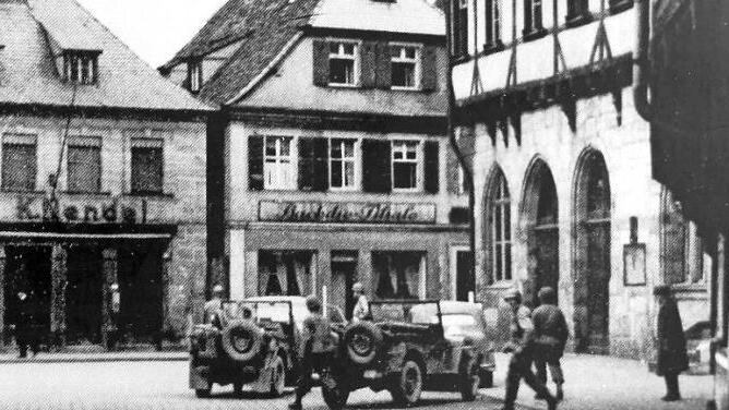 Amerikanische Soldaten 1945 vor dem Rathaus in Forchheim (Ausschnitt aus: Hermann Ammon, Kommunalpolitik vor wechselnden Herausforderungen - Die Entwicklung der Forchheim von 1945 bis 2003, in: Hermann Ammon: Forchheim in Geschichte und Gegenwart, Beiträge aus Anlass der 1200-Jahr-Feier, Bamberg 2004, hier S.432)