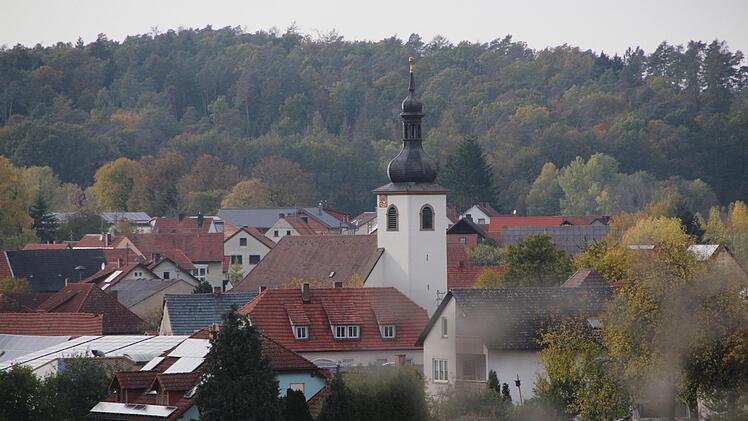 Mit rund 30 Metern höhe überragt der Turm der evangelischen Kirche  das Dorf. Eckehard Kiesewetter