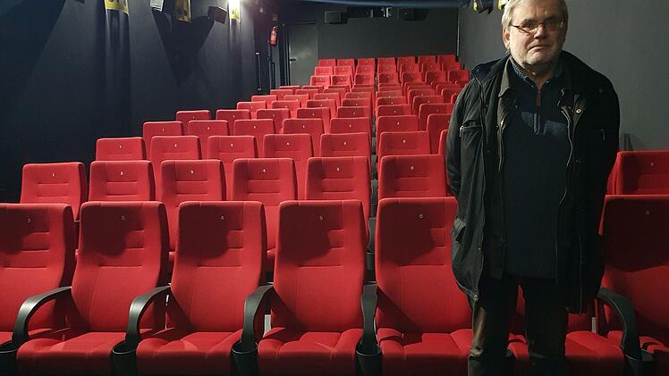 Im Cineplex Kulmbach darf aktuell kein Film über die Leinwand flimmern. Theaterleiter Werner Kampe muss sich mit Büroarbeit begnügen. Foto: Christine Fischer