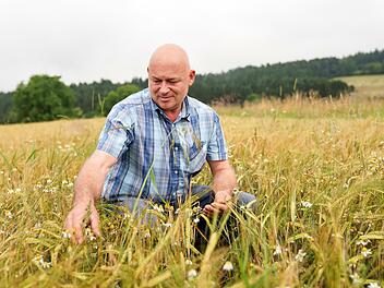 Landwirt Klaus Hanisch wei&szlig;, dass im Biolandbau die Natur die Qualit&auml;tssteuerung &uuml;bernehme. Foto: Adriane Lochner
