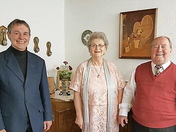 In Nurn begingen Hans-Kurt und Gisela Mertens ihre diamantene Hochzeit. Bürgermeister Gerhard Wunder (links) gratulierte und dankte für das Engagement des Jubelpaares.
