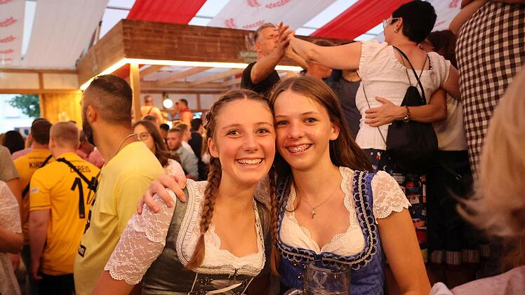 Im feschen Dirndl in bester Laune Foto: Romy Denk
