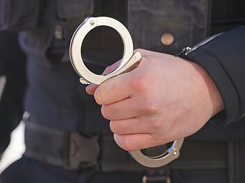 Polizei schnappt Verd&auml;chtigen nach Einbruch in Franken - Tritte gegen Beamte