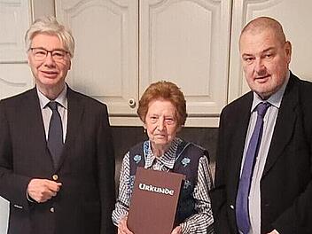 Die Glückwünsche der Gemeinde Kemmern für Sara Roth überbrachten Bürgermeister Rüdiger Gerst (links) und Zweiter Bürgermeister Volker Pflaum.