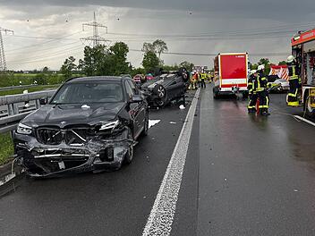 Frau stirbt bei Unfall auf A61 - Kind schwer verletzt