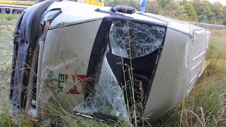 Von den drei Insassen des Kleintransporters zog sich bei dem Unfall einer Rückenverletzungen zu und wurde vorsorglich mit dem Rettungshubschrauber in ein Krankenhaus geflogen. Fotos: Markus Reeh