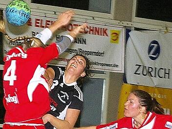 Voller Einsatz. Carolin Straßberger (Mitte)  und ihr TV Etwashausen wollen den guten Start auch in Ottobeuren fortsetzen. Foto: Krumpholz