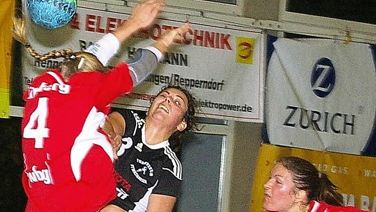 Voller Einsatz. Carolin Straßberger (Mitte)  und ihr TV Etwashausen wollen den guten Start auch in Ottobeuren fortsetzen. Foto: Krumpholz