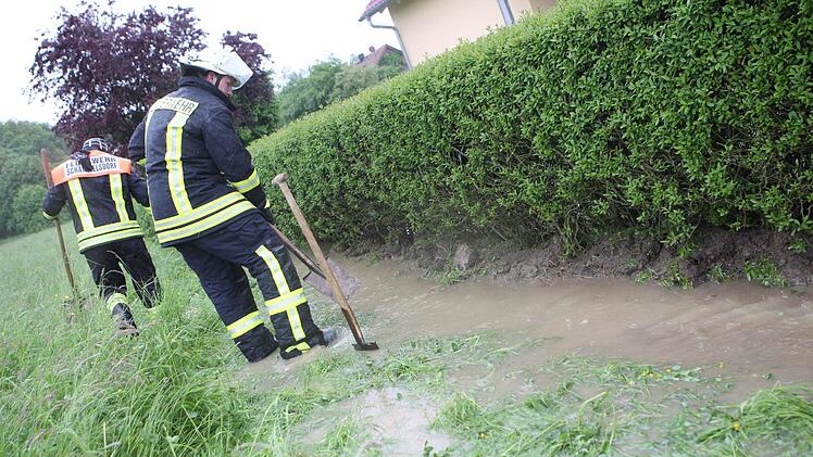 Bereits am Sonntag musste die Feuerwehr ausrücken. Hier in Schammelsdorf drohten Häuser vom aufgestauten Regenwasser überschwemmt zu werden. Foto: News5 / Herse