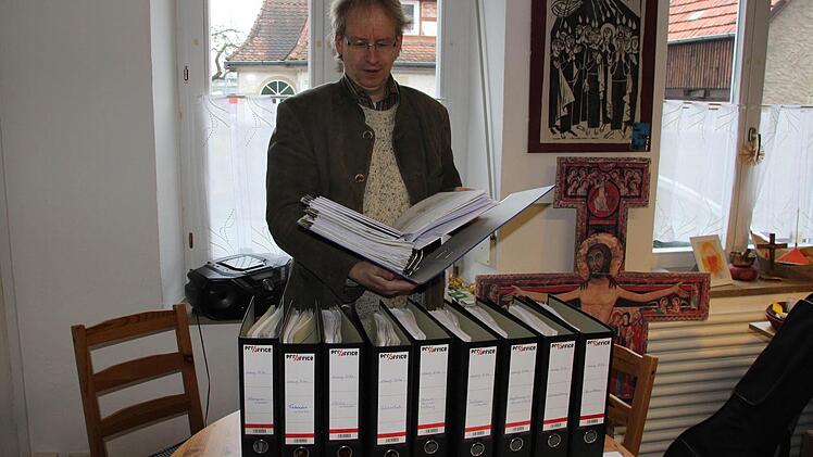 Zehn Ordner für den Bau der Kindertagesstätte: Pfarrer Hans-Christian Neiber und seine Mitstreiter haben schon einen Berg Arbeit hinter sich, damit der Neubau verwirklicht werden kann.  Fotos: Klaus Schmitt