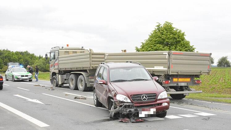 Der Mercedes wurde total beschädigt, am Lastwagen wurde das linke Vorderrad demoliert.  Foto: Gerhard Schmidt
