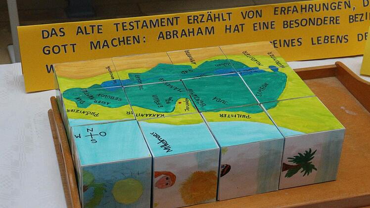 Die Schüler bastelten sogar Spiele.