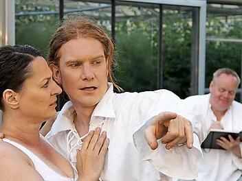 Casanova in der Blüte seines Lebens (Benjamin Bochmann, vorne, mit Ursula Gumbsch), während der alte Casanova (Stephan Bach) im Hintergrund an seinen Memoiren schreibt. Foto: Werner Lorenz