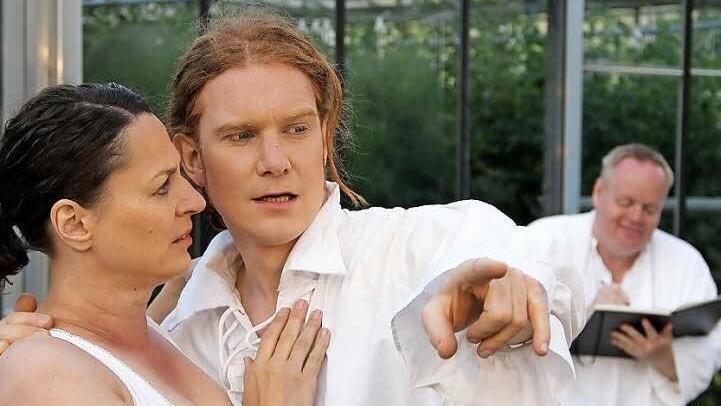 Casanova in der Blüte seines Lebens (Benjamin Bochmann, vorne, mit Ursula Gumbsch), während der alte Casanova (Stephan Bach) im Hintergrund an seinen Memoiren schreibt. Foto: Werner Lorenz