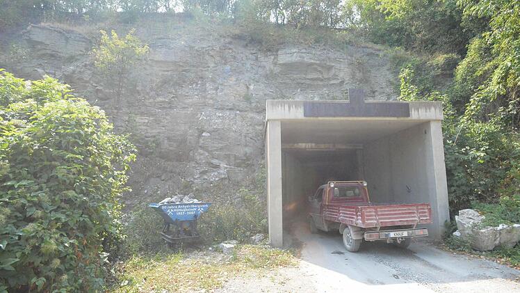 Die Einfahrt in die Grube Hüttenheim erfolgt ebenerdig von der Straße zum Knauf-Werk aus. Foto: Ronald Rinklef