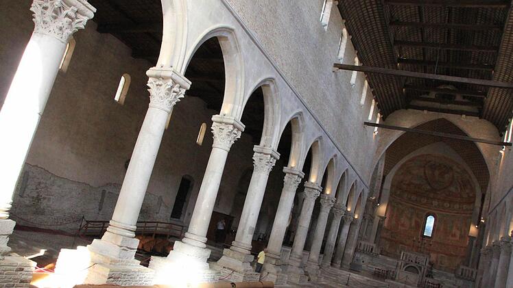 Die Kathedrale von Aquileia aus dem 11. Jahrhundert könnte - wäre die Geschichte anders verlaufen - heute das Zentrum des Vatikans sein. Ein Reiseziel ist Aquileia aber auch ohne die Präsenz des Papstes. Foto: Matthias Einwag
