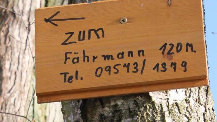 Das Holzschild an diesem Baum weist zum Haus der Familie des Fährmannes. Foto: Popp