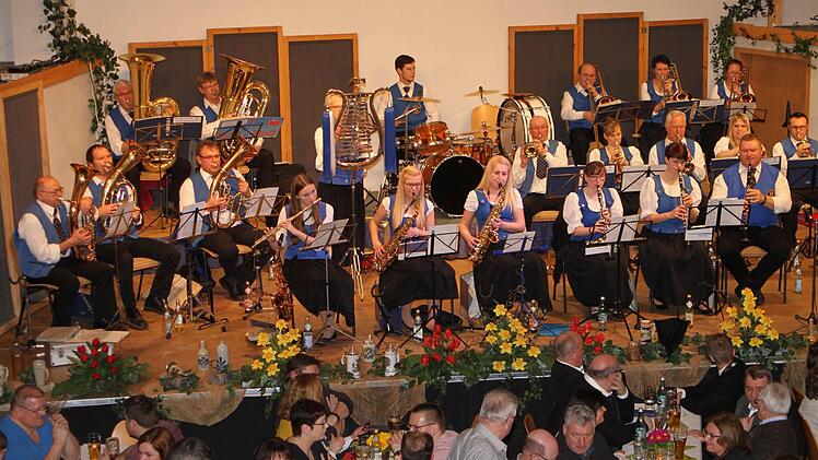Für die musikalische Unterhaltung sorgten die "Neubrunner Dorfmusikanten". Fotos: Günther Geiling