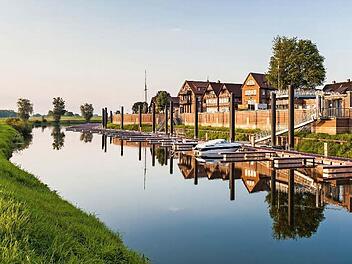 Entlang der Elbe warten viele malerische Städte, wie hier Hitzacker mit seiner Inselstadt, auf Entdeckungsfreudige. Foto: djd/Flusslandschaft Elbe