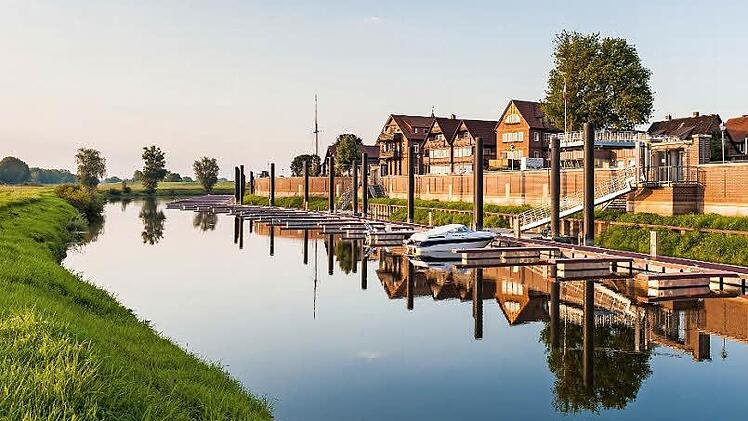 Entlang der Elbe warten viele malerische Städte, wie hier Hitzacker mit seiner Inselstadt, auf Entdeckungsfreudige. Foto: djd/Flusslandschaft Elbe