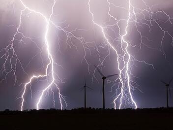 Auf die heißen Temperaturen folgen Gewitter: Für weite Teile Deutschlands sind Unwetter angekündigt. So sollte man bei Blitz und Donner reagieren. Foto: dpa