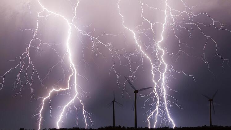 Auf die heißen Temperaturen folgen Gewitter: Für weite Teile Deutschlands sind Unwetter angekündigt. So sollte man bei Blitz und Donner reagieren. Foto: dpa