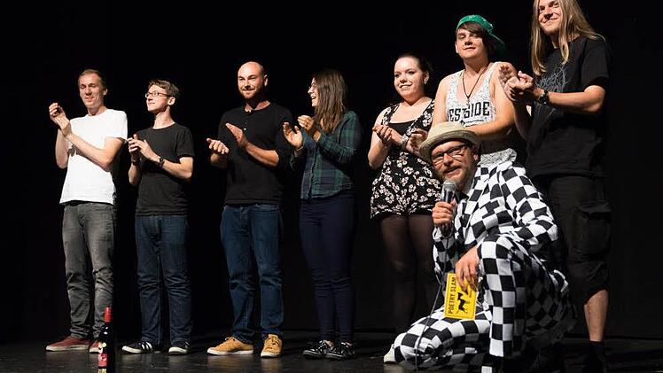 Die Poeten von links: Andreas Rebholz (Sigmaringen), Hank Flemming (T&uuml;bingen), Marvin Suckut (Konstanz), Lena Hacker (Bayreuth), Victoria Helene Bergemann (Hamburg), Sven Hensel (Bochum) und Dominic Hopp (Bayreuth). Vorne: Moderator und Bayreuth-Slam-Begr&uuml;nder Michael Jakob. Foto: Florian Just