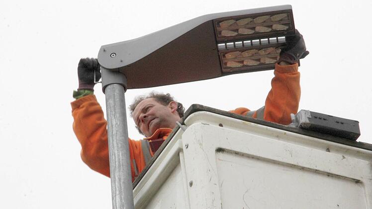Noch schnell die zwei Schrauben festziehen und die Lampe ist installiert. Foto: Josef Hofbauer