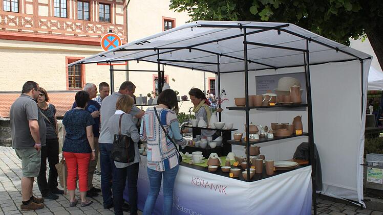 Zum Kunsthandwerkermarkt und verkaufsoffenen Sonntag waren zahlreiche Besucher gekommen. Foto: Carmen Schwind