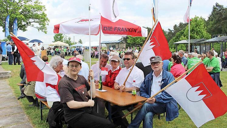 Rot-wei&szlig;: Die "Partei f&uuml;r Franken&rdquo; hielt die rot-wei&szlig;e Fahne mit dem Rechen hoch.