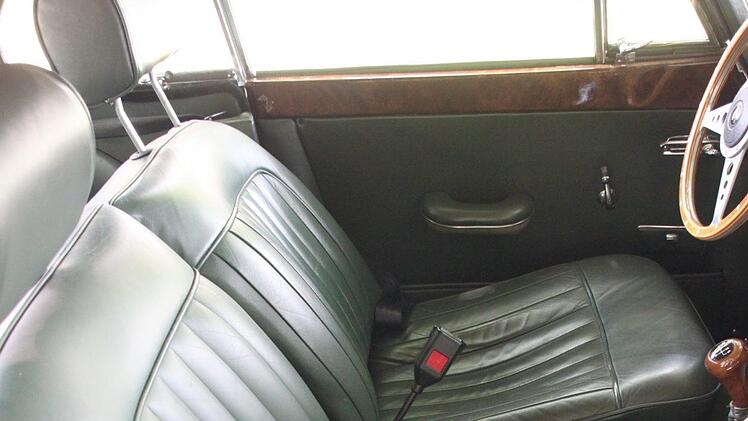 Ein Hauch von Luxus: Edle Ledersitze im Jaguar XK 150 aus dem Jahre 1957. Foto: Stephan Stöckel.
