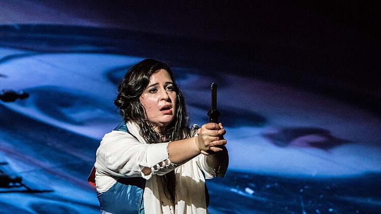 Probenszene aus der Neuinszenierung von "Tosca" am Landestheater Coburg: Celeste Siciliano als Toscai.Foto: Jochen Berger