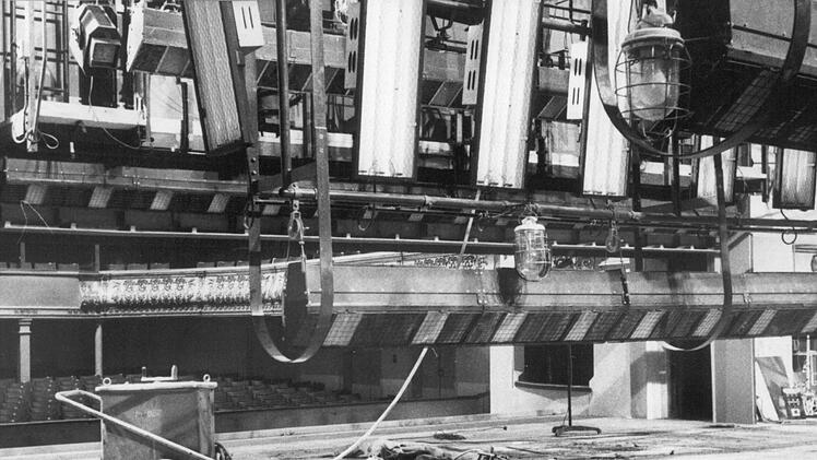 September 1963: Blick von der Bühne in den Zuschauerraum - unter der neuen Beleuchtung hindurch. Foto: CT-Archiv / Frick