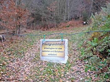 Gesperrter Zugang zum Wald nach Eigentumswechsel eines Grundstücks in Heiligkreuz.  Foto: Gerd Schaar