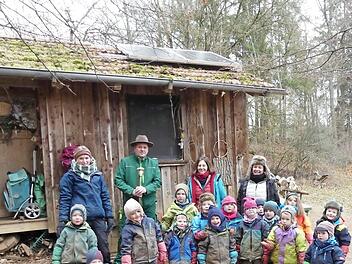 Die Holzhütte im "Wichtelwald" hat nun eine Solaranlage auf dem Dach. Foto: Paul Pöhlmann