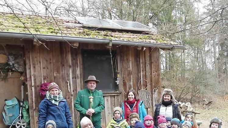 Die Holzhütte im "Wichtelwald" hat nun eine Solaranlage auf dem Dach. Foto: Paul Pöhlmann