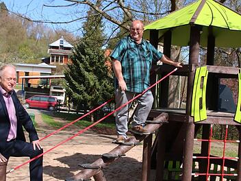 Bürgermeister Helmut Blank und Klaus Schebler begutachten das robuste Spielgerät im Michelsgrund. Heike Beudert