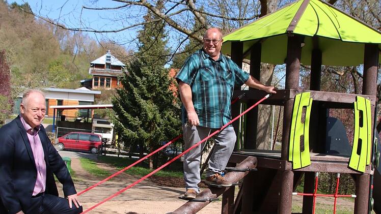 Bürgermeister Helmut Blank und Klaus Schebler begutachten das robuste Spielgerät im Michelsgrund. Heike Beudert