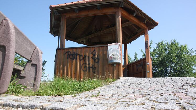 Unbekannte Täter haben den Lonnerstadter Pavillon mit schwarzer Farbe besprüht. Die Polizei sucht nun nach Zeugen. Fotos: Franziska Rieger