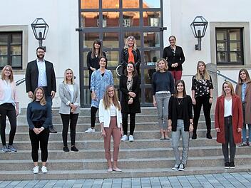 Die Lehramtsanwärter mit Landrat Wilhelm Schneider (links) und Schulamtsdirektorin Claudia Schmidt (rechts) sowie (hintere Reihe von links) Seminarrektorin Nicole Maag, Schulrätin Susanne Vodde und Seminarrektorin Pia Rückert  Foto: Günther Geiling