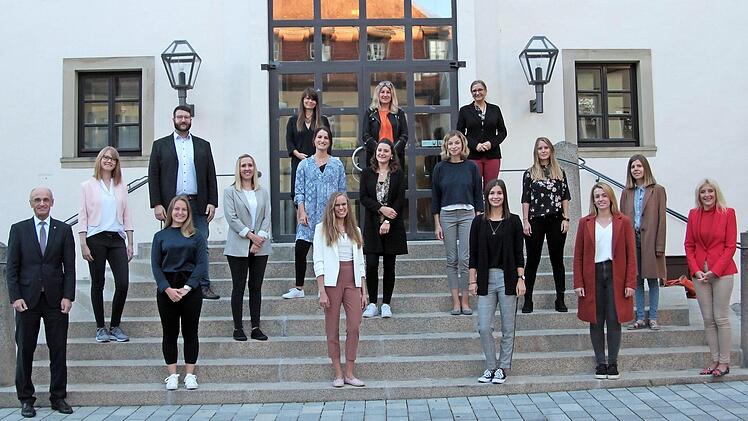 Die Lehramtsanwärter mit Landrat Wilhelm Schneider (links) und Schulamtsdirektorin Claudia Schmidt (rechts) sowie (hintere Reihe von links) Seminarrektorin Nicole Maag, Schulrätin Susanne Vodde und Seminarrektorin Pia Rückert  Foto: Günther Geiling