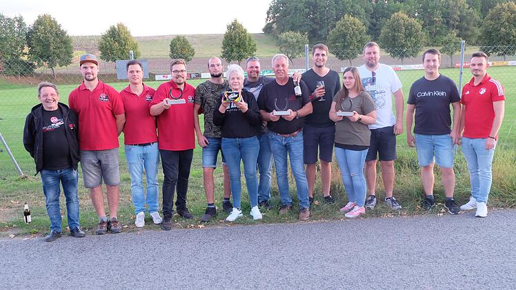 Die drei Erstplatzierten Teams mit der Einzelbesten Elfi Kiesel in der Mitte (vorne).
